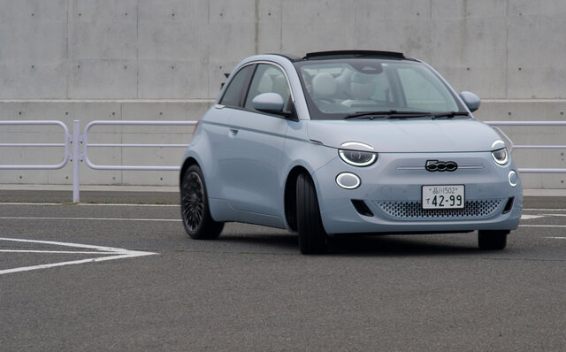 フィアット500eに試乗──アイコニックなデザインを受け継いだフィアット初のBEVの走りとは？｜FIAT