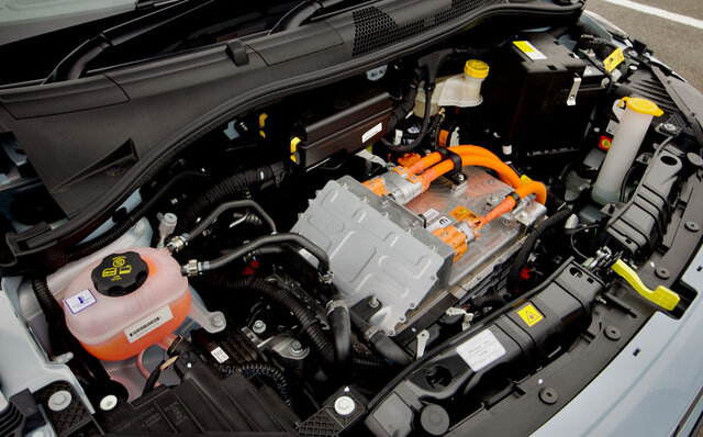 フィアット500eに試乗──アイコニックなデザインを受け継いだフィアット初のBEVの走りとは？｜FIAT