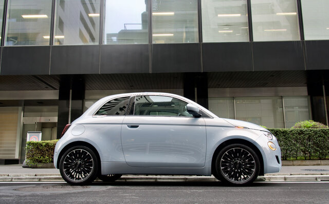 フィアット500eに試乗──アイコニックなデザインを受け継いだフィアット初のBEVの走りとは？｜FIAT