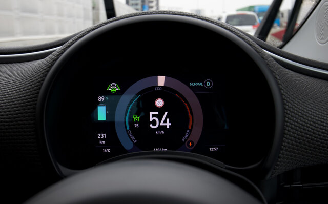 フィアット500eに試乗──アイコニックなデザインを受け継いだフィアット初のBEVの走りとは？｜FIAT