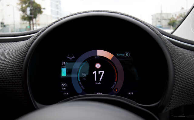 フィアット500eに試乗──アイコニックなデザインを受け継いだフィアット初のBEVの走りとは？｜FIAT