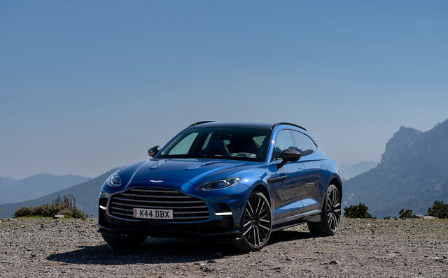 世界でもっともパワフルなSUV「アストンマーティンDBX707」に試乗──オーバー700psのパワーがもたらす走りとは｜ASTON MARTIN