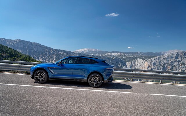 世界でもっともパワフルなSUV「アストンマーティンDBX707」に試乗──オーバー700psのパワーがもたらす走りとは｜ASTON MARTIN