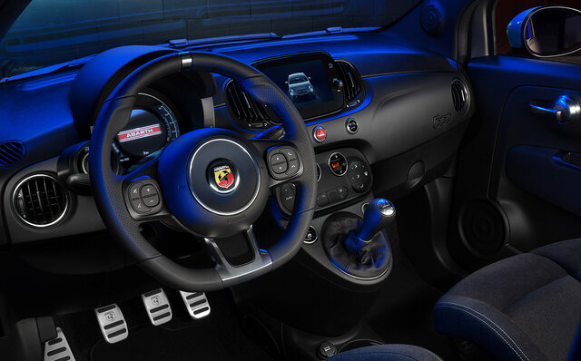 アバルト595に個性的なエクステリアを備えたMT仕様の新グレードF595が誕生 |ABARTH アバルト595に個性的なエクステリアを備えたMT仕様の新グレードF595が誕生 |ABARTH