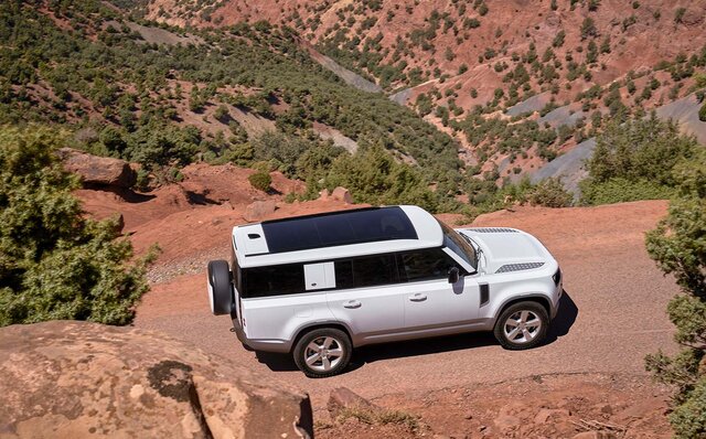 ディフェンダーに8人乗りのニューファミリー「130」登場|Land Rover ディフェンダーに8人乗りのニューファミリー「130」登場|Land Rover