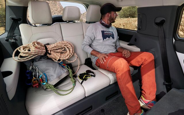 ディフェンダーに8人乗りのニューファミリー「130」登場|Land Rover ディフェンダーに8人乗りのニューファミリー「130」登場|Land Rover