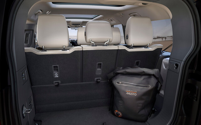 ディフェンダーに8人乗りのニューファミリー「130」登場|Land Rover ディフェンダーに8人乗りのニューファミリー「130」登場|Land Rover