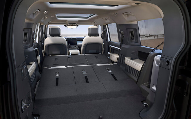 ディフェンダーに8人乗りのニューファミリー「130」登場|Land Rover ディフェンダーに8人乗りのニューファミリー「130」登場|Land Rover