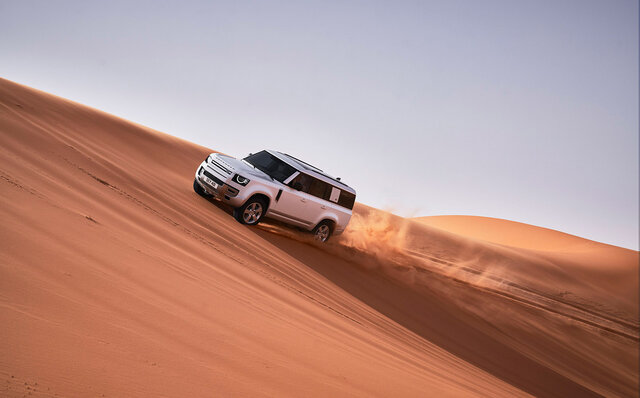 ディフェンダーに8人乗りのニューファミリー「130」登場|Land Rover ディフェンダーに8人乗りのニューファミリー「130」登場|Land Rover