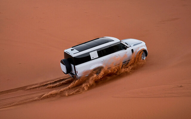 ディフェンダーに8人乗りのニューファミリー「130」登場|Land Rover ディフェンダーに8人乗りのニューファミリー「130」登場|Land Rover