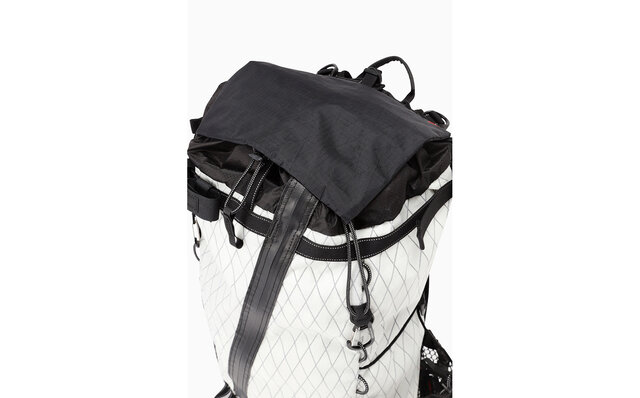 優れた耐久性と防水性能を持つ生地で作られた軽量バックパック｜and wander