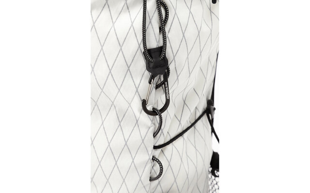 優れた耐久性と防水性能を持つ生地で作られた軽量バックパック｜and wander