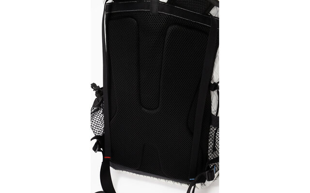 優れた耐久性と防水性能を持つ生地で作られた軽量バックパック｜and wander