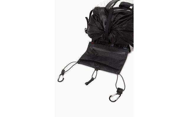 優れた耐久性と防水性能を持つ生地で作られた軽量バックパック｜and wander