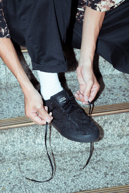 DELUXEとLAKAIのコラボスケートシューズが登場。GRIFFINをベースにした高級感溢れる一足｜DELUXE