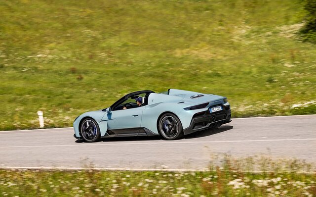 マセラティ MC20チェロに試乗──サーキットからリゾートまで何にでも使える万能スーパースポーツ｜Maserati