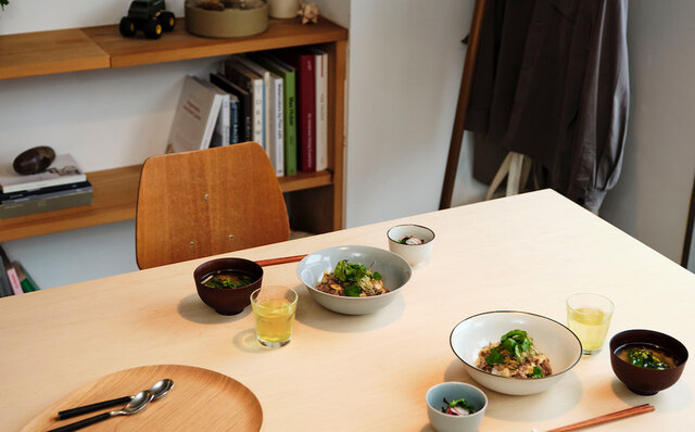 「B品」を生み出さない意匠と生産体制を確立。多様性にあふれた食卓を支える器｜ALONGU 明論具 