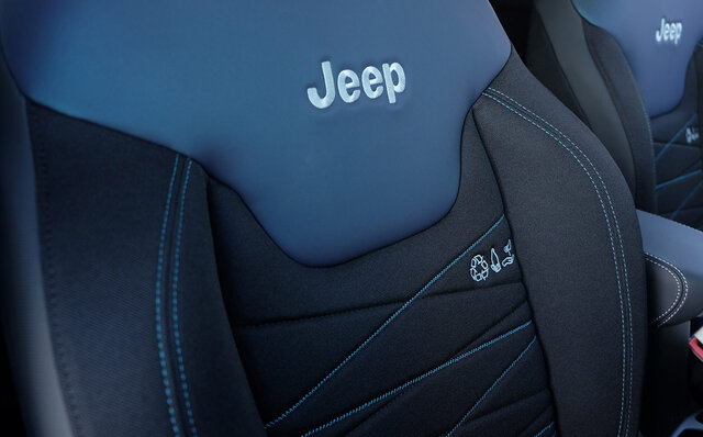 リサイクル素材をシートに用いたエシカルなPHEVレネゲードの限定車|Jeep® リサイクル素材をシートに用いたエシカルなPHEVレネゲードの限定車|Jeep®