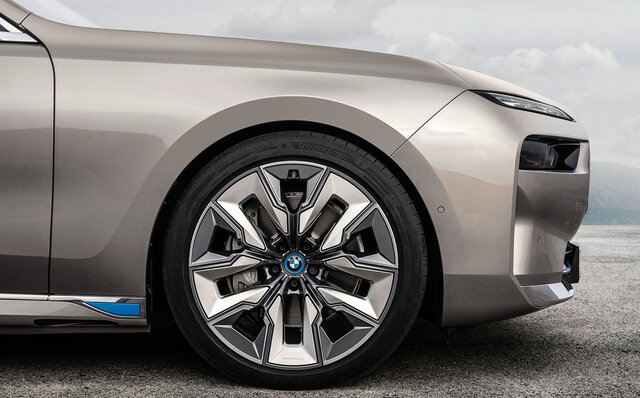BMWのフラッグシップセダン、新型「 7シリーズ」販売開始──初のBEV「i7」もラインナップ|BMW BMWのフラッグシップセダン、新型「 7シリーズ」販売開始──初のBEV「i7」もラインナップ|BMW
