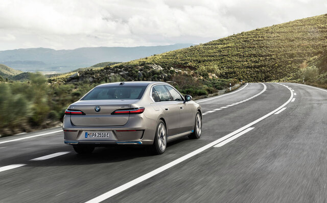 BMWのフラッグシップセダン、新型「 7シリーズ」販売開始──初のBEV「i7」もラインナップ|BMW BMWのフラッグシップセダン、新型「 7シリーズ」販売開始──初のBEV「i7」もラインナップ|BMW