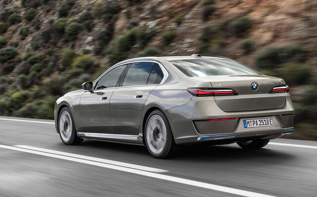 BMWのフラッグシップセダン、新型「 7シリーズ」販売開始──初のBEV「i7」もラインナップ|BMW BMWのフラッグシップセダン、新型「 7シリーズ」販売開始──初のBEV「i7」もラインナップ|BMW
