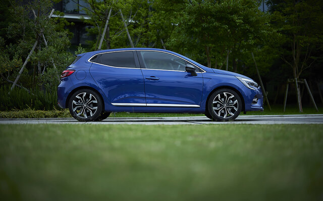 ルノー ルーテシアE-TECHハイブリッドに試乗──スポーティな走りと驚異の低燃費を両立｜Renault