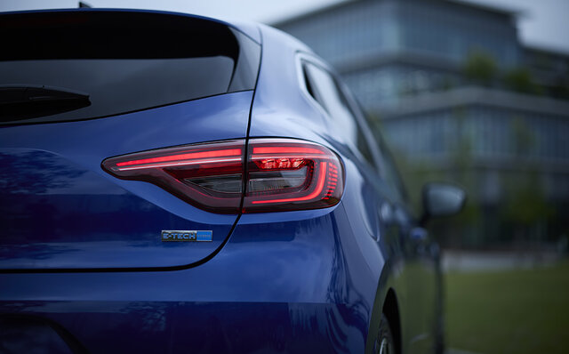 ルノー ルーテシアE-TECHハイブリッドに試乗──スポーティな走りと驚異の低燃費を両立｜Renault