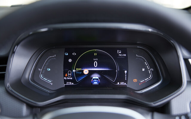 ルノー ルーテシアE-TECHハイブリッドに試乗──スポーティな走りと驚異の低燃費を両立｜Renault