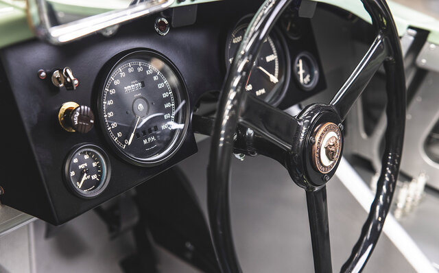 約70年の時を経て新車として蘇る、往年の名車Cタイプ｜Jaguar