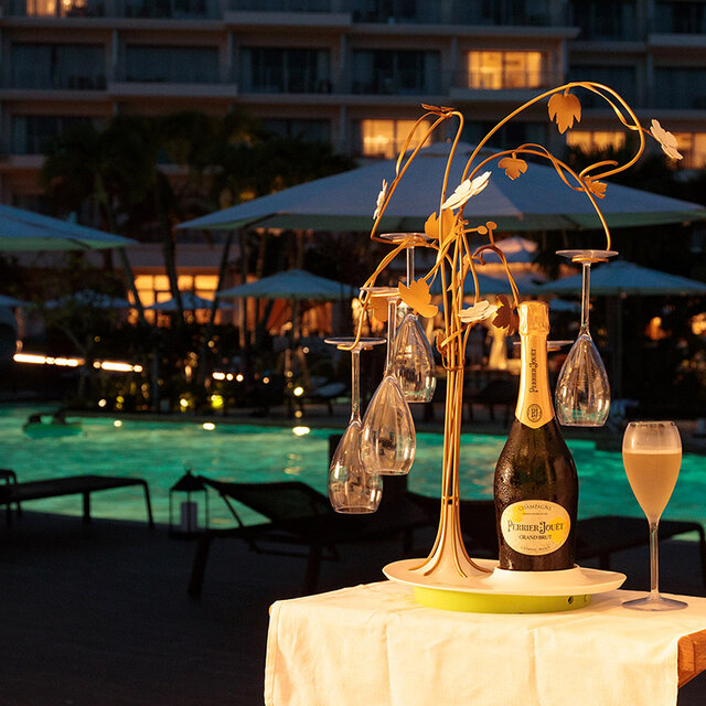 まるで千夜一夜物語。黄金色に煌めく石垣島の「ナイトプール」で大人時間を満喫!|TRAVEL まるで千夜一夜物語。黄金色に煌めく石垣島の「ナイトプール」で大人時間を満喫!|TRAVEL