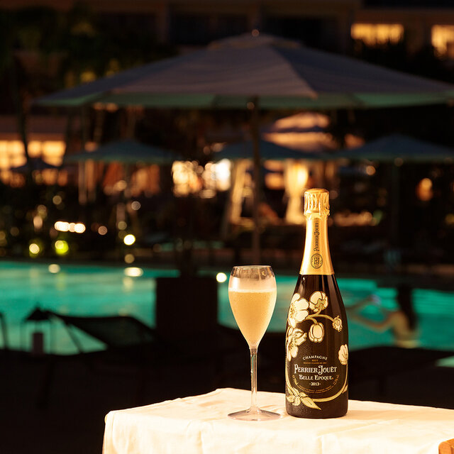 まるで千夜一夜物語。黄金色に煌めく石垣島の「ナイトプール」で大人時間を満喫!|TRAVEL まるで千夜一夜物語。黄金色に煌めく石垣島の「ナイトプール」で大人時間を満喫!|TRAVEL