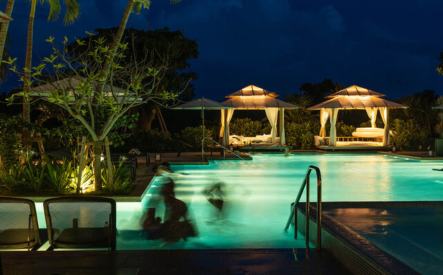 まるで千夜一夜物語。黄金色に煌めく石垣島の「ナイトプール」で大人時間を満喫!|TRAVEL まるで千夜一夜物語。黄金色に煌めく石垣島の「ナイトプール」で大人時間を満喫!|TRAVEL