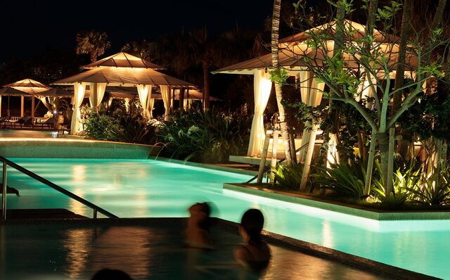 まるで千夜一夜物語。黄金色に煌めく石垣島の「ナイトプール」で大人時間を満喫!|TRAVEL まるで千夜一夜物語。黄金色に煌めく石垣島の「ナイトプール」で大人時間を満喫!|TRAVEL