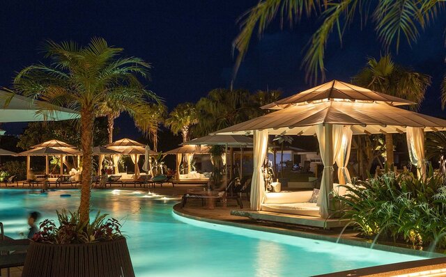 まるで千夜一夜物語。黄金色に煌めく石垣島の「ナイトプール」で大人時間を満喫!|TRAVEL まるで千夜一夜物語。黄金色に煌めく石垣島の「ナイトプール」で大人時間を満喫!|TRAVEL