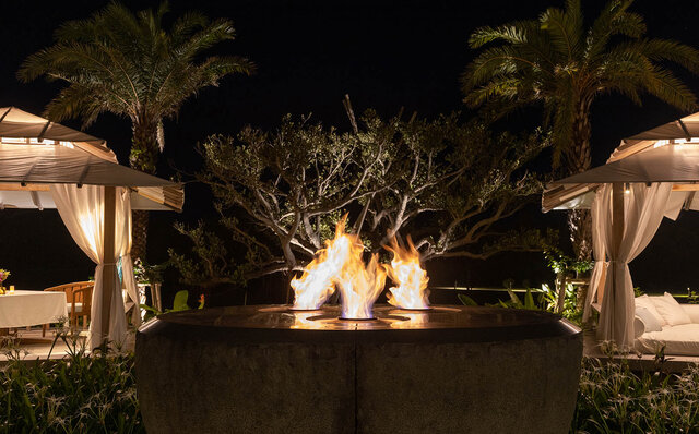 まるで千夜一夜物語。黄金色に煌めく石垣島の「ナイトプール」で大人時間を満喫!|TRAVEL まるで千夜一夜物語。黄金色に煌めく石垣島の「ナイトプール」で大人時間を満喫!|TRAVEL