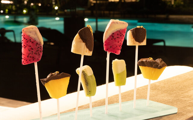 まるで千夜一夜物語。黄金色に煌めく石垣島の「ナイトプール」で大人時間を満喫!|TRAVEL まるで千夜一夜物語。黄金色に煌めく石垣島の「ナイトプール」で大人時間を満喫!|TRAVEL