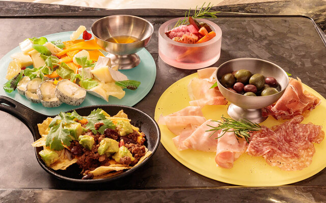 まるで千夜一夜物語。黄金色に煌めく石垣島の「ナイトプール」で大人時間を満喫!|TRAVEL まるで千夜一夜物語。黄金色に煌めく石垣島の「ナイトプール」で大人時間を満喫!|TRAVEL