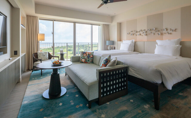 まるで千夜一夜物語。黄金色に煌めく石垣島の「ナイトプール」で大人時間を満喫！｜TRAVEL