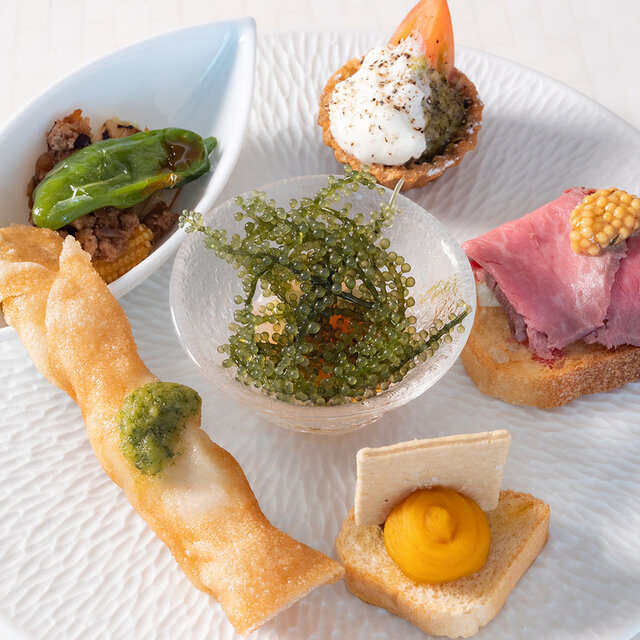 まるで千夜一夜物語。黄金色に煌めく石垣島の「ナイトプール」で大人時間を満喫！｜TRAVEL