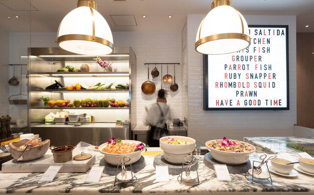 まるで千夜一夜物語。黄金色に煌めく石垣島の「ナイトプール」で大人時間を満喫！｜TRAVEL