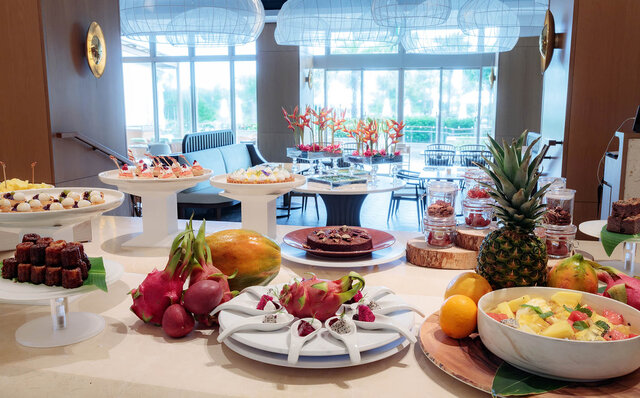 まるで千夜一夜物語。黄金色に煌めく石垣島の「ナイトプール」で大人時間を満喫！｜TRAVEL