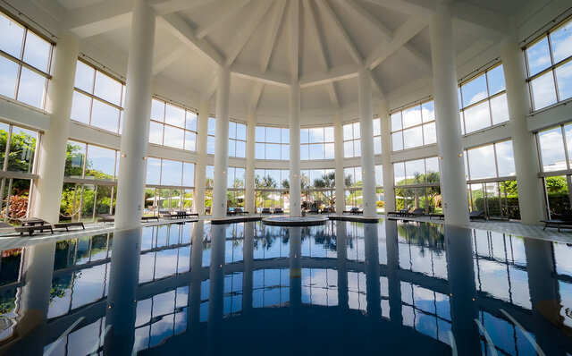 まるで千夜一夜物語。黄金色に煌めく石垣島の「ナイトプール」で大人時間を満喫！｜TRAVEL