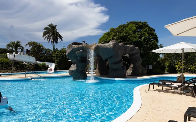 まるで千夜一夜物語。黄金色に煌めく石垣島の「ナイトプール」で大人時間を満喫！｜TRAVEL