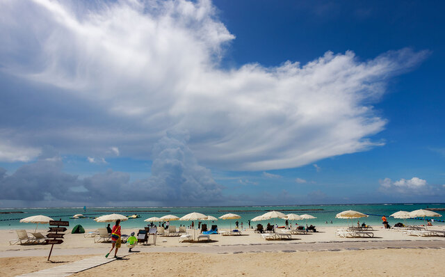 まるで千夜一夜物語。黄金色に煌めく石垣島の「ナイトプール」で大人時間を満喫！｜TRAVEL