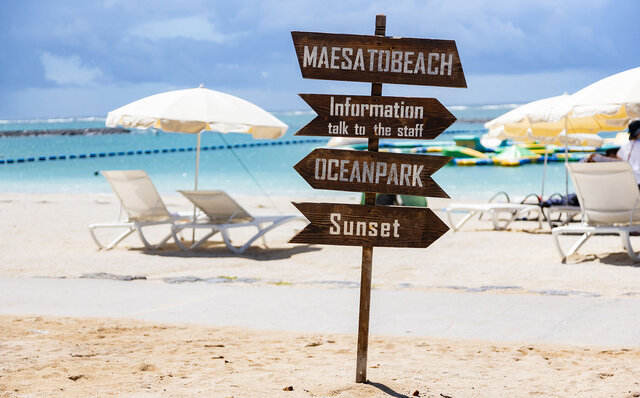 まるで千夜一夜物語。黄金色に煌めく石垣島の「ナイトプール」で大人時間を満喫！｜TRAVEL