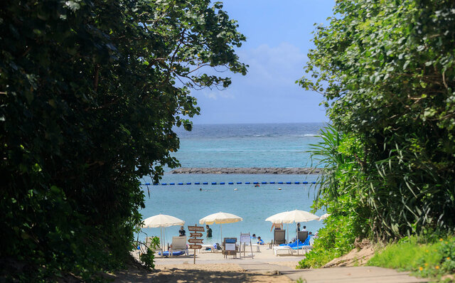 まるで千夜一夜物語。黄金色に煌めく石垣島の「ナイトプール」で大人時間を満喫！｜TRAVEL