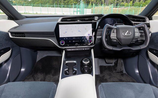 レクサス「RZ」のステアバイワイヤ搭載モデル(プロトタイプ)に試乗──持ち替えなしでハンドル操作が自由自在|LEXUS レクサス「RZ」のステアバイワイヤ搭載モデル(プロトタイプ)に試乗──持ち替えなしでハンドル操作が自由自在|LEXUS