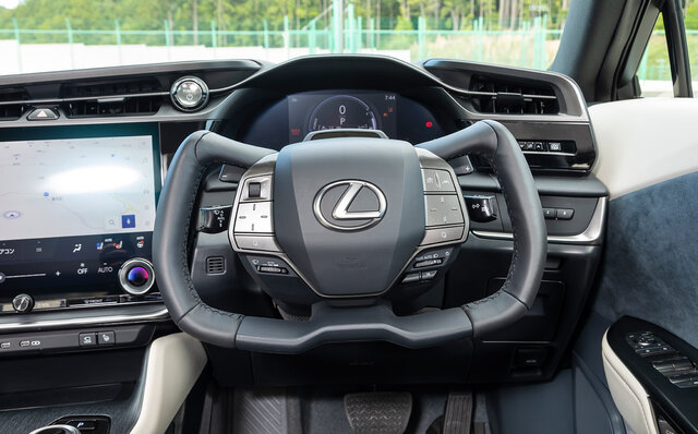 レクサス「RZ」のステアバイワイヤ搭載モデル(プロトタイプ)に試乗──持ち替えなしでハンドル操作が自由自在|LEXUS レクサス「RZ」のステアバイワイヤ搭載モデル(プロトタイプ)に試乗──持ち替えなしでハンドル操作が自由自在|LEXUS