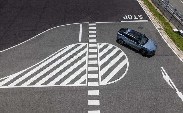 レクサス「RZ」のステアバイワイヤ搭載モデル(プロトタイプ)に試乗──持ち替えなしでハンドル操作が自由自在|LEXUS レクサス「RZ」のステアバイワイヤ搭載モデル(プロトタイプ)に試乗──持ち替えなしでハンドル操作が自由自在|LEXUS