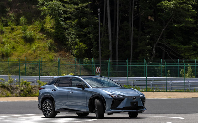 レクサス「RZ」のステアバイワイヤ搭載モデル(プロトタイプ)に試乗──持ち替えなしでハンドル操作が自由自在|LEXUS レクサス「RZ」のステアバイワイヤ搭載モデル(プロトタイプ)に試乗──持ち替えなしでハンドル操作が自由自在|LEXUS